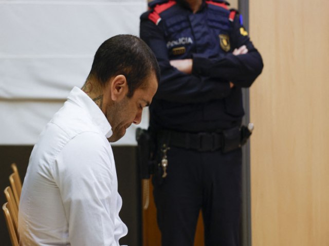 Daniel Alves  condenado a 4 anos e 6 meses de priso na Espanha por estupro