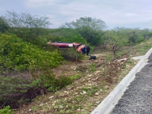 MOTORISTA PERDE O CONTROLE DE CAMINHO PIPA E CAPOTA VRIAS VEZES NA BR-110 ENTRE CAMPO GRANDE/UPANEMA-RN