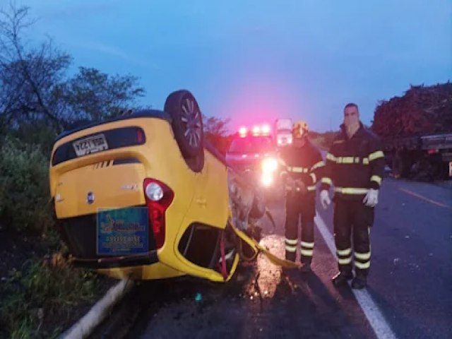 ACIDENTE ENVOLVE CARRO DE PASSEIO E UM CAMINHO DE LENHA NA BR 304 PRXIMO A ANGICOS/RN