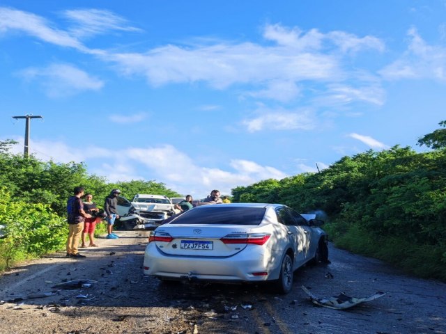 CONDUTOR DE COROLLA TENTA UTRAPASSAR VRIOS CARROS EM LOCAL PROIBIDO E PROVOCA GRAVE ACIDENTE NA RN 041