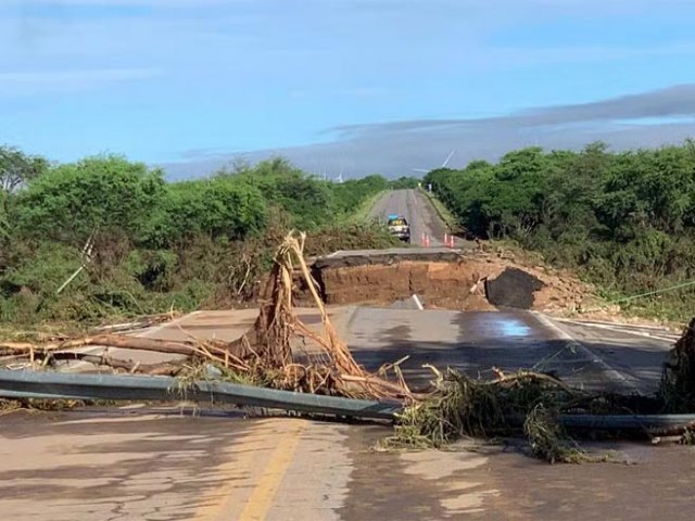 Destruio de uma ponte e a BR-304 interditada pelas fortes chuvas no RN