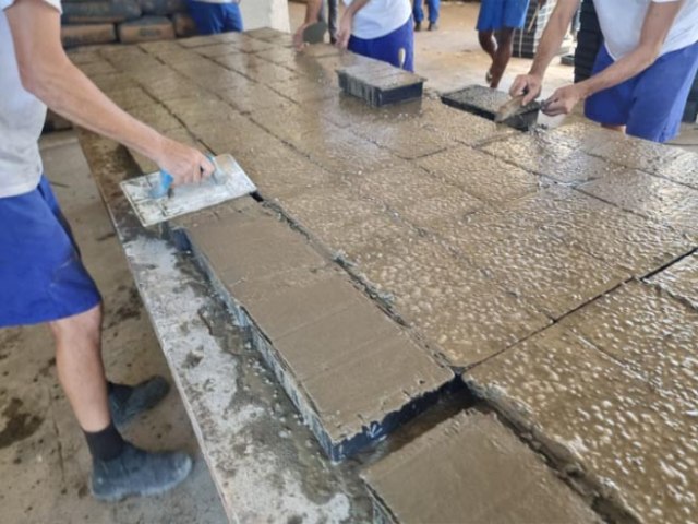 Internos da Penitenciria de Alcauz iniciam fabricao de piso intertravado