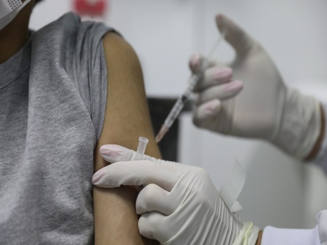 Pblico-alvo da vacina contra a dengue  ampliado s pessoas entre 6 e 16 anos