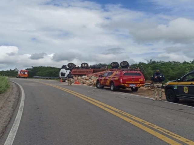 CAPOTAMENTO NA BR-427 PRXIMO A CAIC DEIXA MOTORISTA FERIDO, MAS PASSAGEIRO ILESO