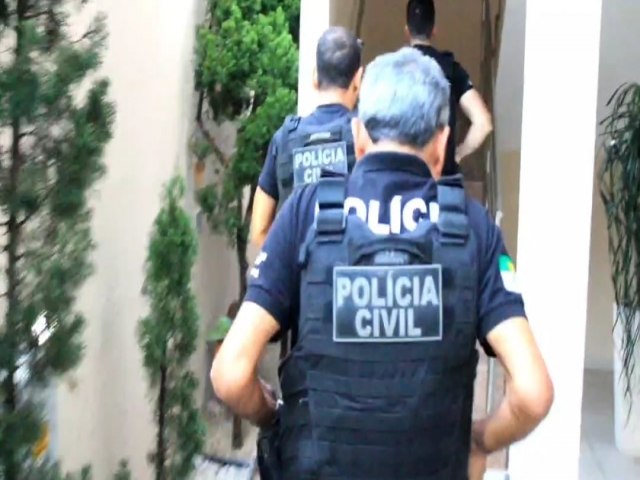 POLCIA CIVIL PRENDE CONDENADO POR ATROPELAR E MATAR TRS PESSOAS APS BEBER E DIRIGIR EM BREJINHO