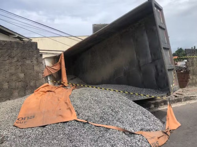 MOTORISTA PERDE O CONTROLE DE CAMINHO, DERRUBA 4 POSTES E S PARA APS BATER EM MURO DE IGREJA NA GRANDE NATAL