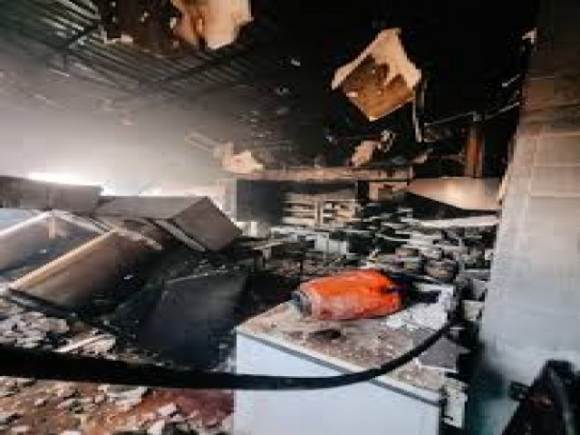 Restaurante fica destrudo aps incndio em Mossor