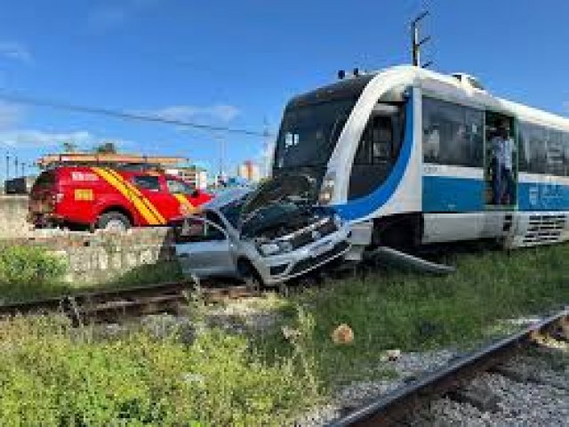 Carro  arrastado por trem ao tentar atravessar linha frrea na Zona Leste de Natal
