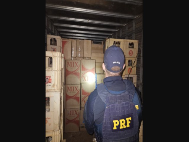 PRF APREENDE MAIS DE 140 MIL MAOS DE CIGARROS CONTRABANDEADOS