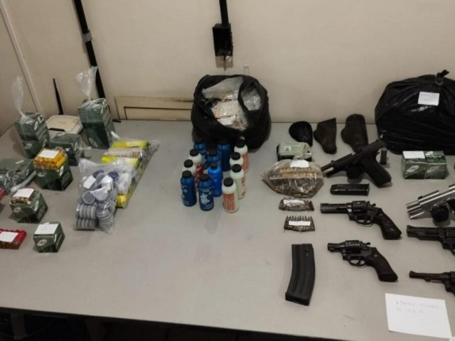 PM  PRESO EM FLAGRANTE POR VENDER ARMAS E MUNIES EM BANCA DE FEIRA EM TANGAR