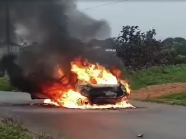 CARRO FICA DESTRUDO APS PEGAR FOGO NA ZONA OESTE DE NATAL