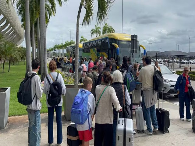 PASSAGEIROS DE VOO DESVIADO PARA NATAL APS TURBULNCIA SO LEVADOS PARA RECIFE PARA NOVA VIAGEM AO URUGUAI