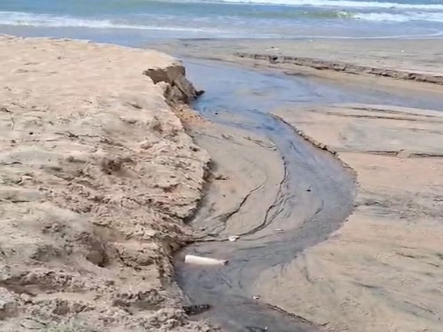 CONDOMNIO DE LUXO  FLAGRADO DESPEJANDO ESGOTO NA PRAIA DE AREIA PRETA EM NATAL, DIZ SEMURB