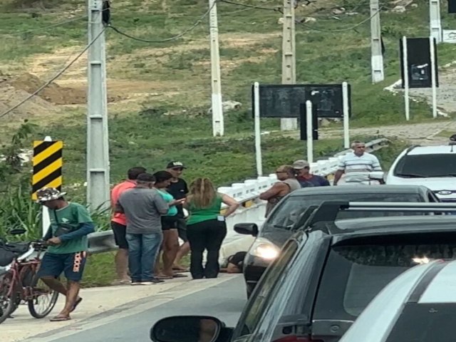 CICLISTA FICA FERIDO APS ACIDENTE EM PONTE PRXIMA A CASA DE SHOW DU REI CASA SHOW