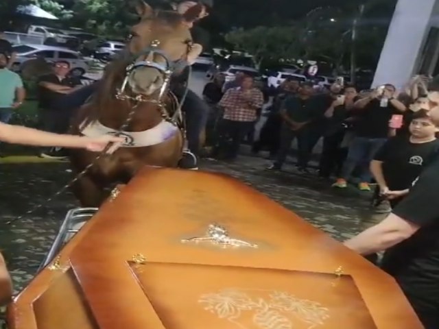 CAVALO SE DESPEDE DE VAQUEIRO QUE MORREU DURANTE VAQUEJADA EM CURRAIS NOVOS; ASSISTA