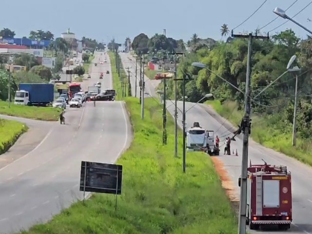 Caminho sai da pista para desviar de carros na BR-406 na Grande Natal; veja momento do acidente