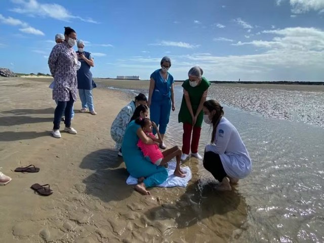 Paciente de UTI peditrica realiza sonho de conhecer o mar em Natal