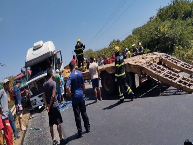 Trs pessoas ficam feridas em coliso frontal carreta com mercedinha na RN 015 sada de Mossor para Barana