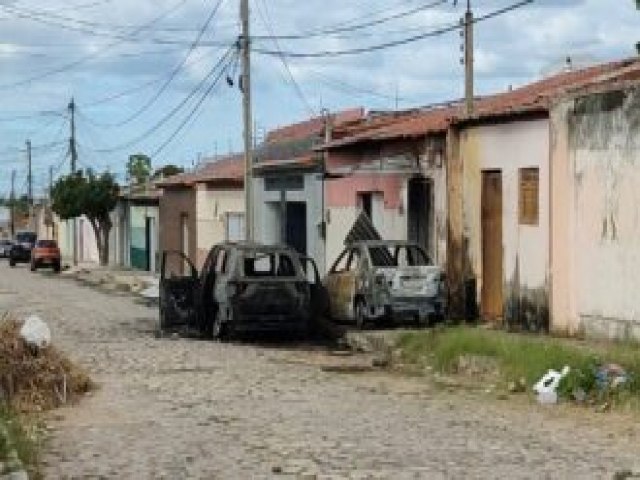 Incndio criminoso destroi carros no Conjunto Abolio IV em Mossor