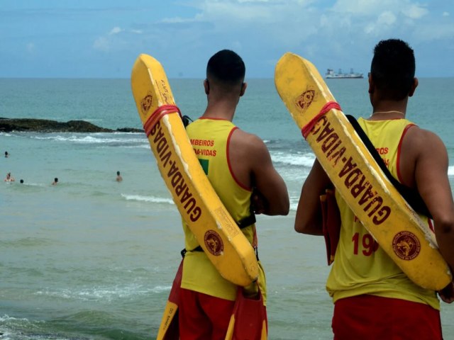 Criana vtima de afogamento  resgatada em praia de Natal