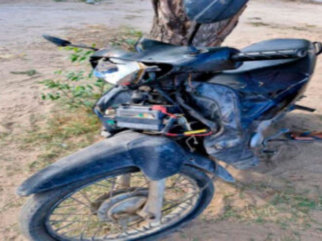 Mulher  presa em flagrante pela Polcia Civil por destruir moto de ex-companheiro no Vale do Au