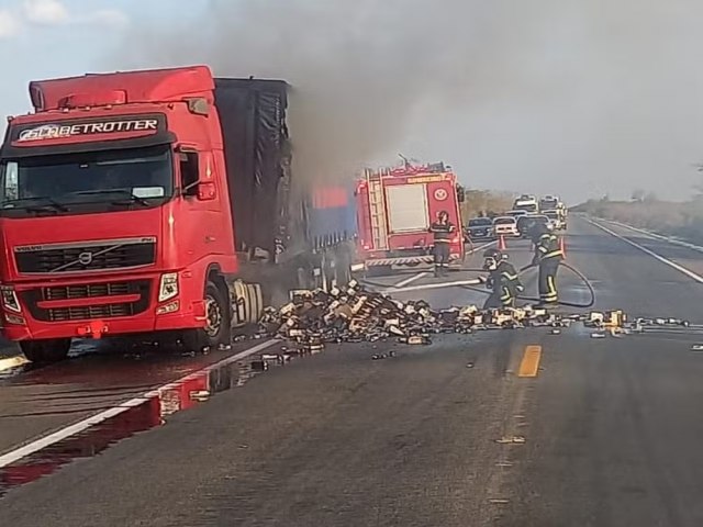 Caminho pega fogo e causa interdio da BR-304 em Mossor