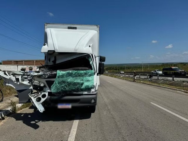 Homem morre aps coliso entre carreta e caminho em Canguaretama