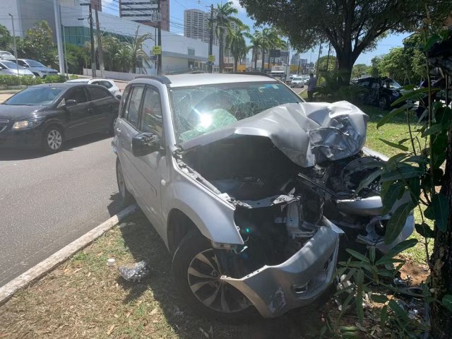 Duas pessoas ficam feridas aps carros baterem, subirem em canteiro central de avenida e colidirem em rvores