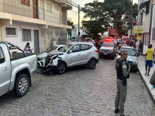 Suspeito de roubar carro  baleado e comparsa preso aps perseguio policial e troca de tiros em Natal, diz PM