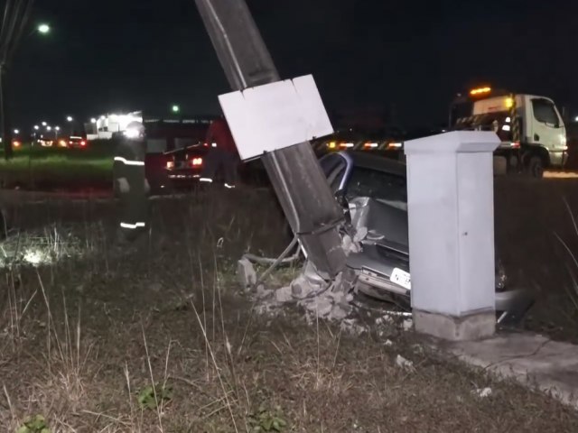 Motorista com sinais de embriaguez derruba poste na BR-406 e bairro de So Gonalo fica s escuras