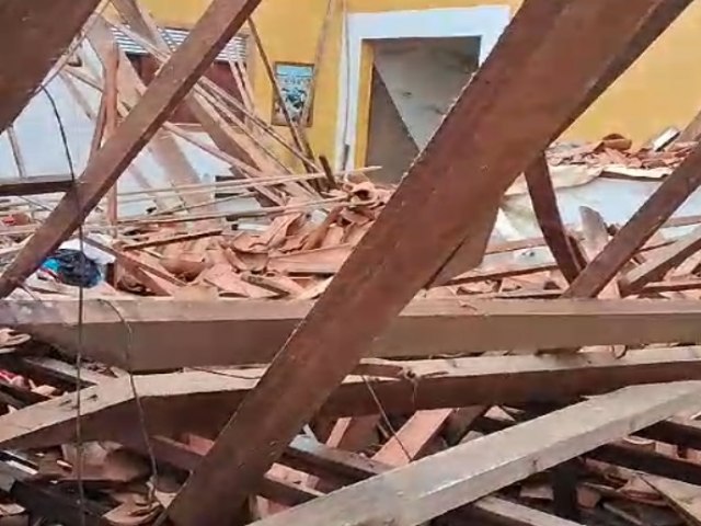 VDEO: teto de igreja desaba em So Gonalo do Amarante