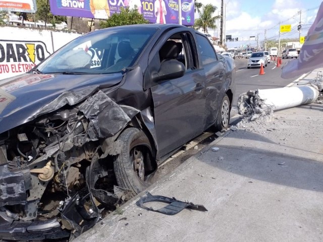 Acidente bloqueia o trnsito na rua Jandira, no bairro Nordeste