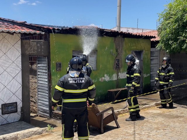 Mulher Coloca Fogo na Prpria Casa e  Resgatada por Vizinho Corajoso em Currais Novos