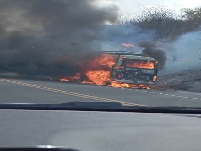 Kombi pega fogo na BR-427, entre Currais Novos e Acari