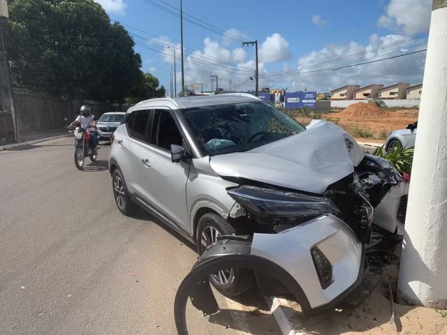 Motorista se assusta com aranha no carro, perde o controle do veculo e bate em poste em Natal