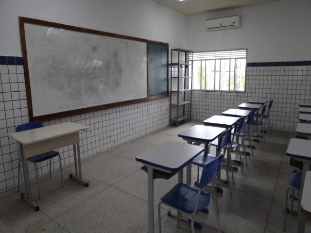 Governadora Ftima Bezerra assina ordem de servio para reforma em seis escolas estaduais