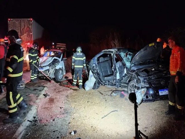 Acidente envolvendo dois carros de passeio e uma carreta  registrado na BR-427, entre Caic e Jardim do Serid