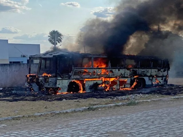 Colocaram fogo no nibus da prefeitura de Afonso Bezerra