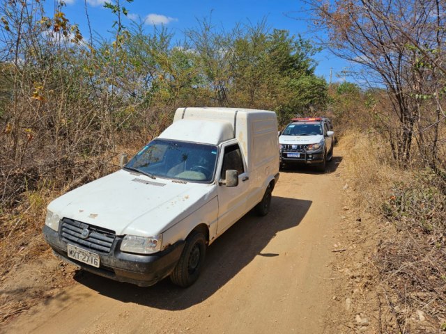 PM LOCALIZA CARRO ROUBADO E APREENDE CARGA DE CIGARRO EM SO VICENTE/RN