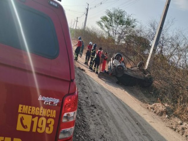 Carro capota na RN-288 e motorista fica preso nas ferragens; Corpo de Bombeiros  acionado