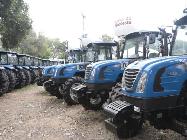 Governo entrega tratores, maquinrios e implementos agrcolas para vrias regies do Estado