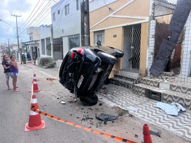 Perseguio policial acaba aps assaltante bater txi roubado em outro carro