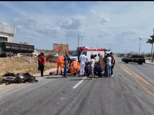 Acidente entre moto e carro deixa dois feridos na BR-304