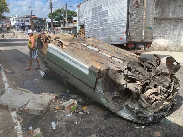 Carro capota na Zona Oeste de Natal e tem rodas e pneus furtados