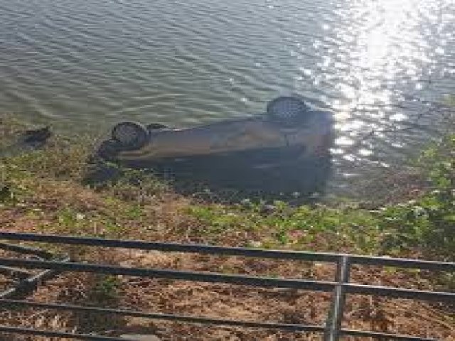 Carro despenca em represa ap�s acidente em Itaj�; mulher � socorrida ao HRTM
