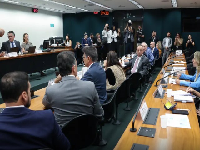 Pedido de vista adia vota��o da PEC do fim da escala 6X1; veja a proposta