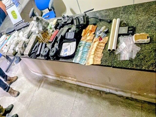 Fuzil, drone e drogas: opera��o da PM apreende arsenal e material do crime em Ass�