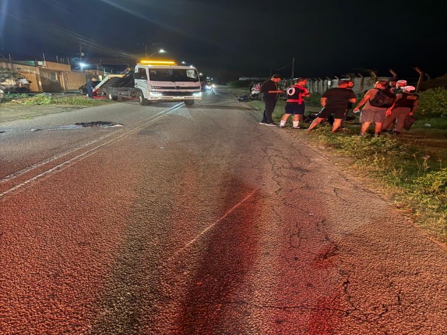 [V�deo] Acidente envolvendo duas motos e carro deixa um morto e homem gravemente ferido na Estrada de Genipabu