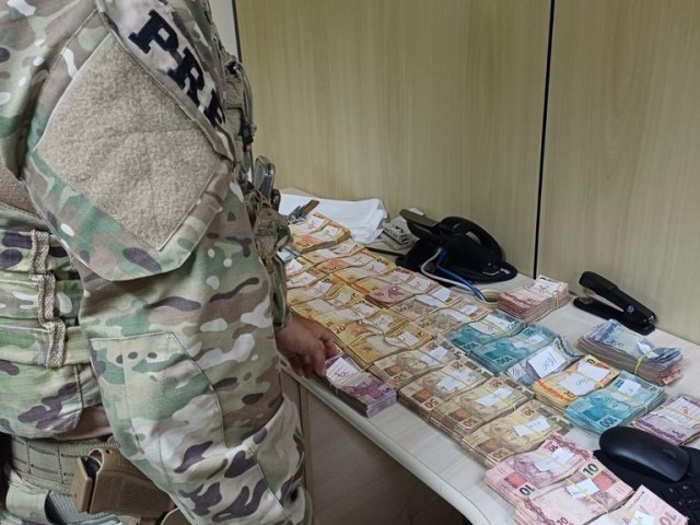 PRF apreende mais de R$1,5 milh�o em drogas e prende tr�s homens por tr�fico no RN