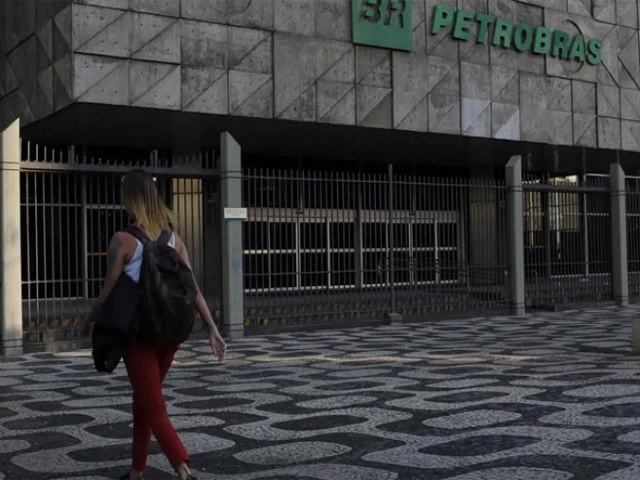Com al�vio da guerra, Petrobras reduz pre�o do querosene de avia��o